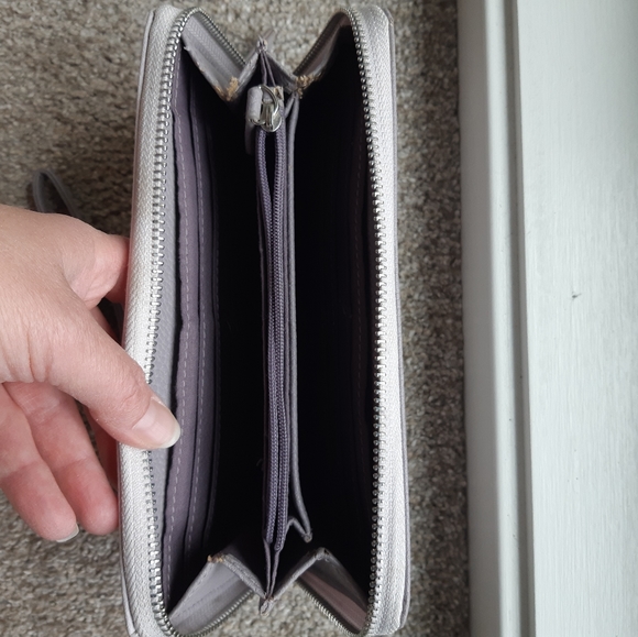 Roots lavendar wallet with wrist strap - Picture 2 of 3